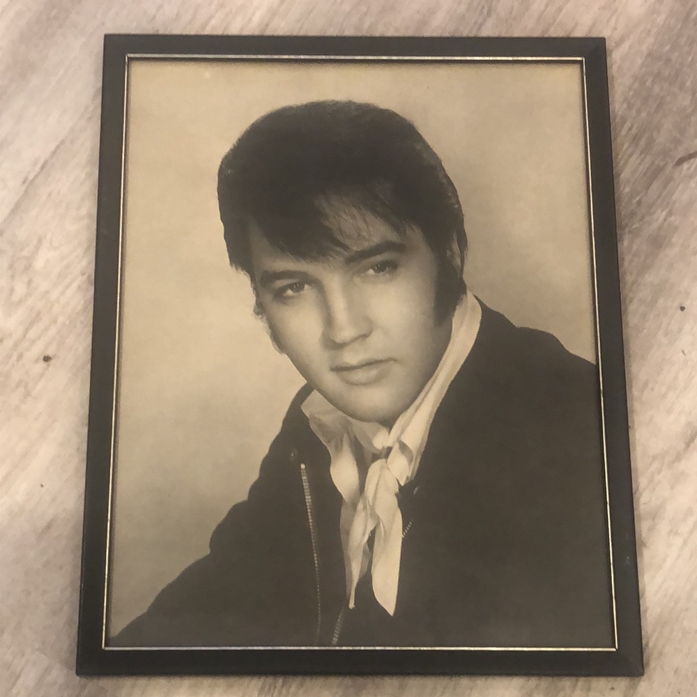 Adult black and white print of Elvis